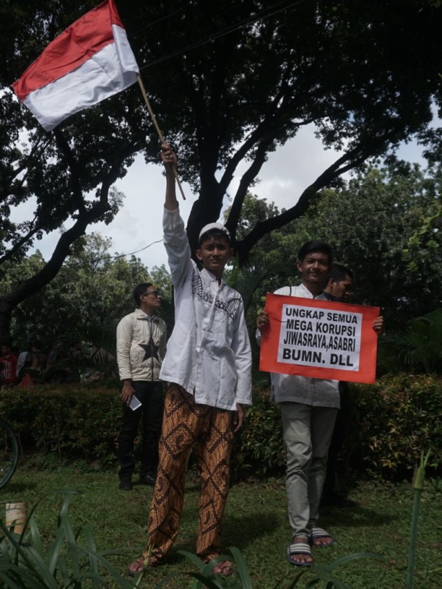 Massa Aksi 212 menggelar unjuk rasa di depan Patung Kuda, Jalan Merdeka Barat, Jakarta (21/2).  Foto: Iqbal Firdaus/kumparan