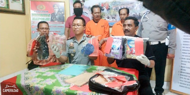 Anwar (61) dan Juma'ari (57) (baju oranye) saat ditunjukkan kepada wartawan bersama barang bukti - KAD