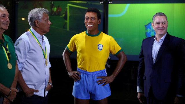 Patung legenda sepak bola Brasil Pele dalam memperingati 50 tahun kemenangan Piala Dunia 1970 di Markas Besar CBF, Rio de Jeneiro, Brasil. Foto: REUTERS / Pilar Olivares