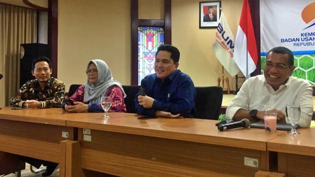 Diskusi media bersama Menteri BUMN Erick Thohir (kedua kanan) di Kementerian BUMN, Jakarta, Jumat (21/2/2020).  Foto: Ema Fitriyani/kumparan