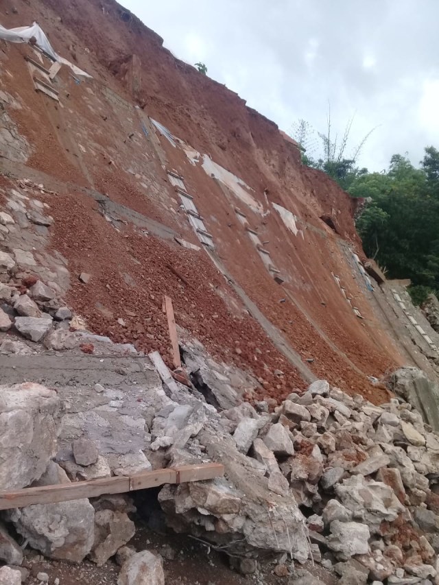 Tebing di sisi Jalan Limbangan-Nagreg, Garut, Jawa Barat, longsor. Foto: Dok. BNPB