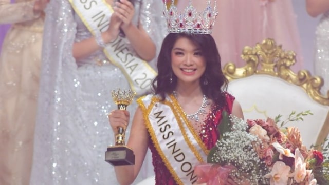 Finalis asal Sulawesi Selatan Pricilia Carla Yules meluapkan kegembiraan usai menjadi pemenang Miss Indonesia 2020 di Jakarta, Kamis (20/2). Foto: ANTARA FOTO/M Risyal Hidayat