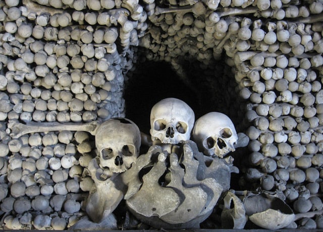Ilustrasi osuarium, kotak batu tempat menyimpan tulang-tulang manusia. Foto: wikimedia commons