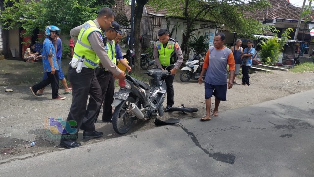 Petugas saat lakukan evakuasi kendaraan yang terlibat kecelakaan lalu-lintas di jalan raya Bojonegoro - Cepu, turut wilayah Desa Beged Kecamatan Gayam Bojonegoro. Jumat (21/02/2020) 