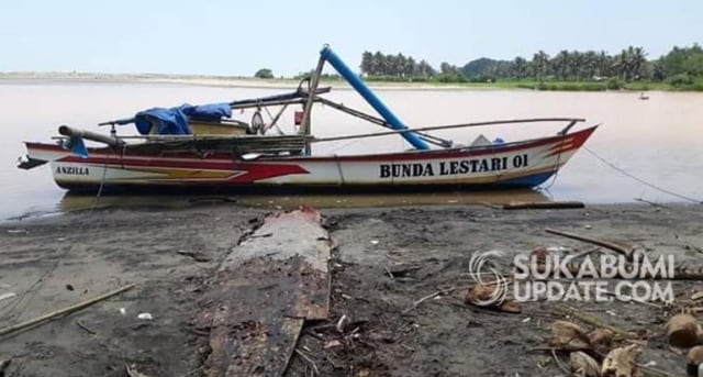 Perahu nelayan Ujung Genteng kandas di perairan Tegalbuleud, Kabupaten Sukabumi, setelah dihantam ombak, Jumat (21/2/2020) sekitar pukul 11.35 WIB. | Sumber Foto:Istimewa