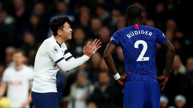 Son Heung-min dan Antonio Ruediger di laga Chelsea vs Tottenham Hotspur.  Foto: REUTERS/Eddie Keogh 