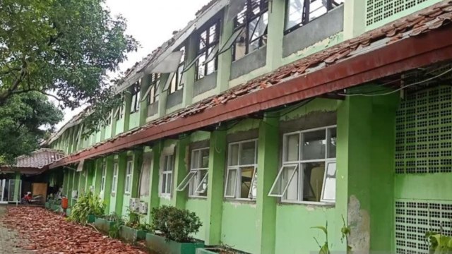 Bangunan ruang kelas siswa XI SMKN 24 Bambu Apus, Cipayung, Jakarta Timur, ambruk pada bagian atap, Jumat (21/2/2020). Foto: ANTARA/Andi Firdaus