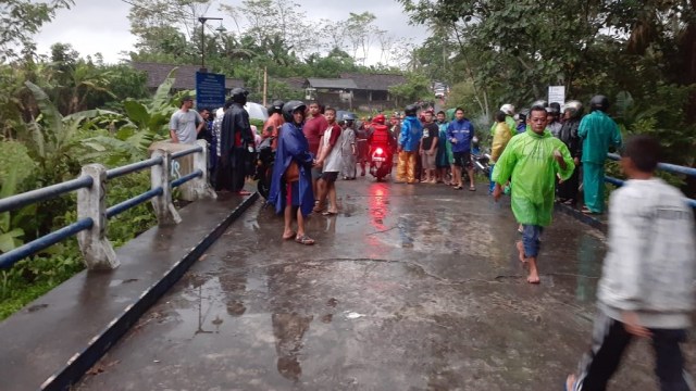 Proses evakuasi dan pencairan siswa SMPN 1 Turi, Sleman, yang hanyut. Foto: Arfiansyah Panji/kumparan