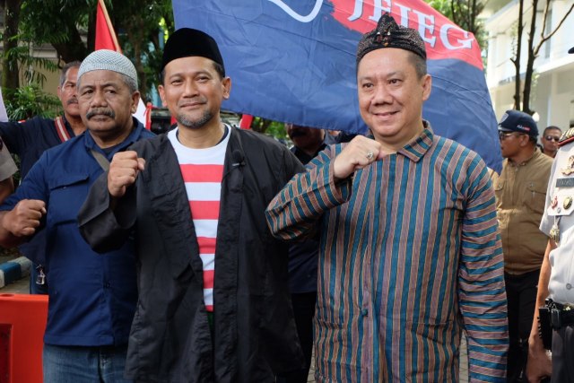 Heri Cahyono (tengah) dan Gunadi Handoko (kanan) saat menyerahkan berkas ke KPU Kabupaten Malang. Foto: rizal adhi pratama/tugumalang.id