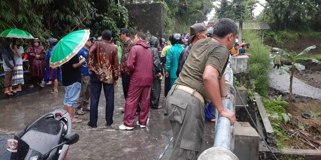 Proses evakuasi dan pencairan siswa SMPN 1 Turi, Sleman, yang hanyut, Jum'at (21/2). Foto: Arfiansyah Panji Purnandaru/kumparan