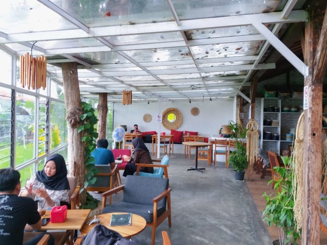 dekorasi warung bakso unik Warung Layar Sentuh Tempat Nongkrong di Yogya dengan 