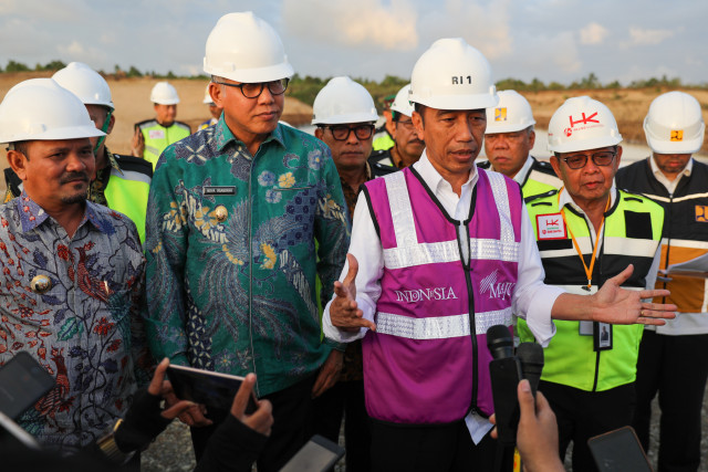 Presiden Jokowi didampingi Plt Gubernur Aceh, Nova Iriansyah (kedua kiri) meninjau jalan Tol Aceh. Foto: Suparta/acehkini