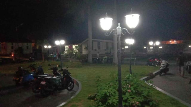 Lampu taman di depan Sekretariat Jaringan Komunitas Ternate kembali dinyalakan. Sebelumnya, lokasi di bagian belakang Benteng Oranje ini dibiarkan gelap gulita. Foto: Nurkholis Lamaau/cermat