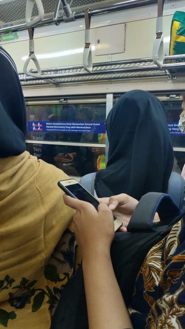 Suasana di gerbong KRL Bogor-Angke saat perempuan terjatuh ke rel. Foto: Niken Nurani/kumparan