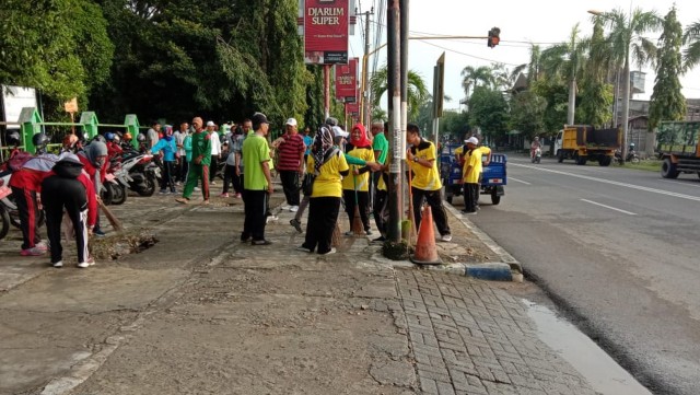 Bersih-bersih sampah dalam rangka memperingati HPSN  2020, di Jalan Veteran Bojonegoro. Jumat (21/02/2020).