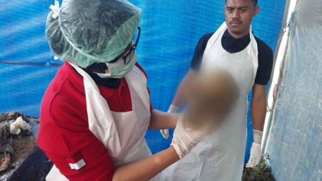 Kepolisian Resort Halmahera Barat melakukan otopsi sesosok jenazah pria tanpa identitas di belakang Pasar Desa Akelamo, Sahu, Halbar. Foto: Ari