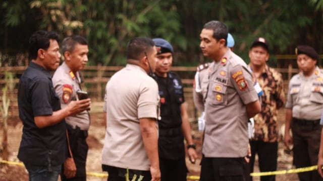Sejumlah polisi di lokasi penemuan mortir di Tangerang, Jumat (21/2). Foto: Dok. Polres Tangsel