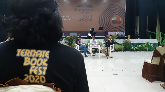 Herman Oesman saat memberikan materi di gelaran Ternate Book Festival 2020. Foto: Faris Bobero/cermat