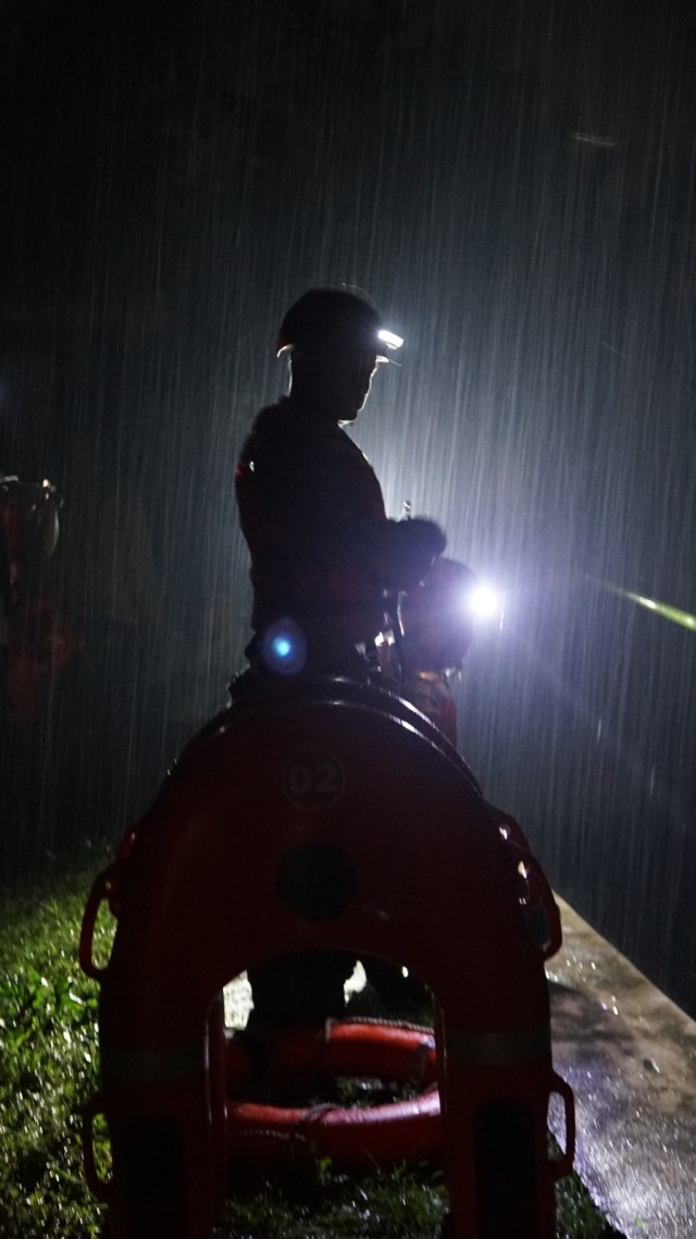 Petugas melakukan penyisiran untuk mencari sejumlah pramuka SMPN Turi yang tenggelam di Kali Sempor, Turi, Sleman, D.I Yogyakarta, Jumat (21/2) malam. Foto: ANTARA FOTO/Andreas Fitri Atmoko