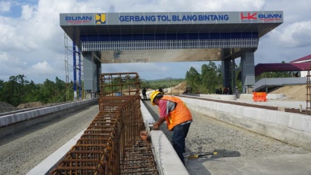 Seorang pekerja sedang beraktivitas di gerbang tol Blang Bintang, proyek jalan tol pertama di Aceh. Foto: Zuhri Noviandi/kumparan