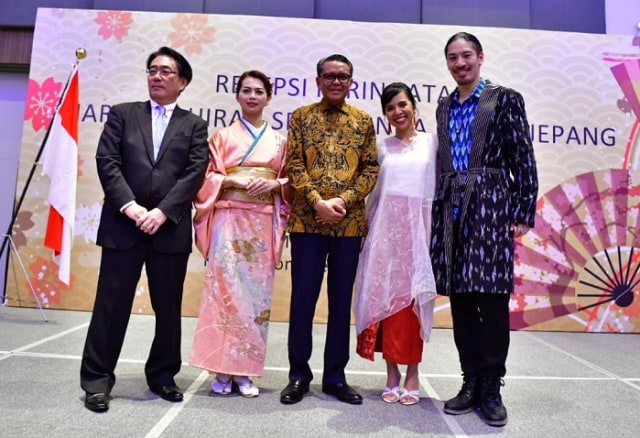 Kepala Kantor Konsular Jepang di Makassar Miyakawa Katsutoshi foto bersama Gubernur Sulsel, Nurdin Abdullah.