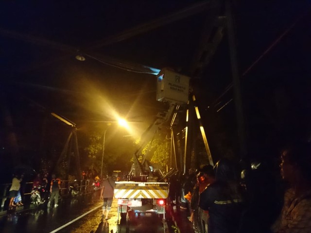 Suasana di jembatan Pangukan, Tridadi, Sleman pada Sabtu (22/2) dini hari. Jembatan ini berjarak sekitar 8 kilometer dari kejadian terseretnya ratusan siswa SMP Negeri 1 Turi Sleman di Sungai Sempor. Foto : Widi Erha Pradana