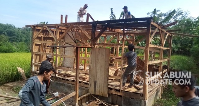 Rumah Neneh Hasanah di Kampung Ciseupan Hilir mulai dibongkar untuk dibangun kembali, Sabtu (22/2/2020) | Sumber Foto:ISTIMEWA