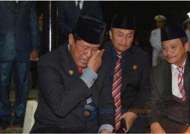 Isdianto saat menangis kepergian HM Sani (Foto: Ist)