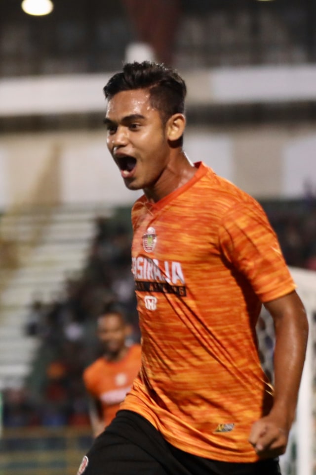 Miftahul Hamdi saat melakukan selebrasi usai membobol gawang PSMS Medan dalam laga uji tanding pada Jumat (21/2) malam: Foto: Suparta/acehkini