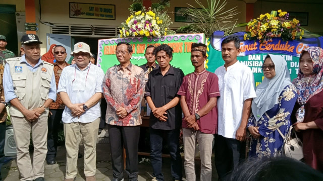 (kiri ke kanan) Bupati Sleman, Sri Purnomo; Wakil Gubernur DIY, Sri Paduka Paku Alam X; dan Menkopolhukam, Mahfud MD, saat sambangi SMP N 1 Turi, Sabtu (22/2/2020). Foto: Birgita.