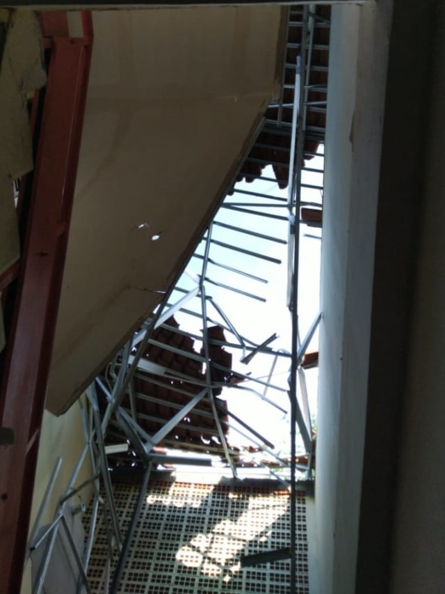 Kondisi atap yang roboh di SMKN 24 Jakarta, Jakarta.  Foto: Fachrul Irwinsyah/kumparan