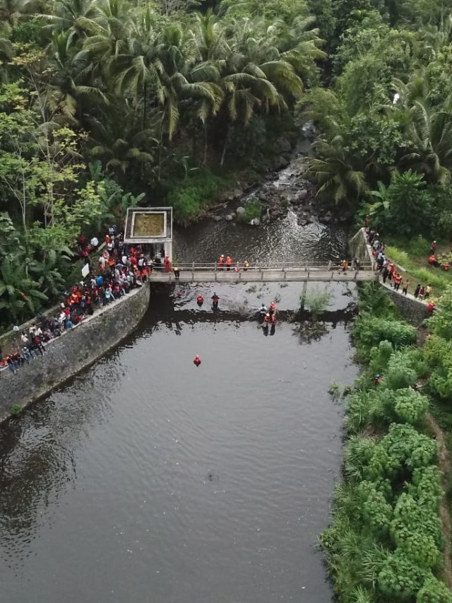 Foto udara petugas SAR gabungan mencari siswa SMPN 1 Turi yang hanyut di Sungai Sempor, Sleman, Sabtu (22/2).  Foto: Dok. Tim Relawan Drone-Komunitas Drone Jogja