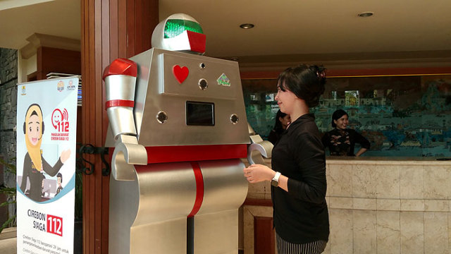 Robbent, robot yang dipakai manajemen Hotel Bentani Kota Cirebon untuk melayani para tamu. (Juan)