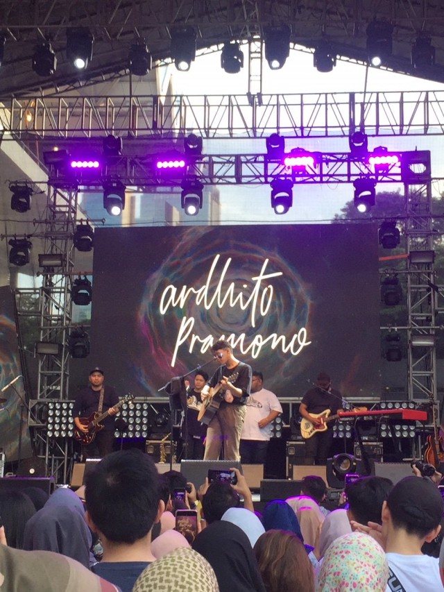 Penampilan Ardhito Pramono di panggung Love Fest 2020, Istora Senayan, Jakarta Pusat, Sabtu (22/2). Foto: Giovanni/kumparan 