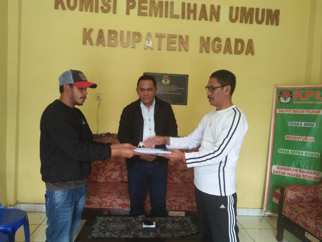 Penyerahan berkas syarat dukungan bakal calon perseorangan ke KPU Kabupaten Ngada. Foto: istimewa. 