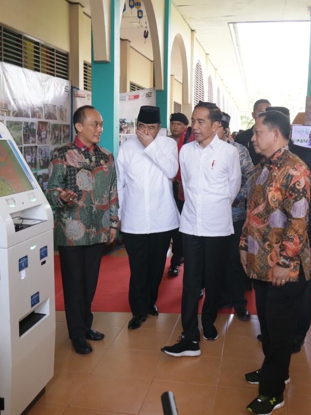 Presiden Joko Widodo (kedua kanan) meninjau mesin Anjungan Dukcapil Mandiri (ADM) di Sekolah Sukma Bangsa, Bireuen, Aceh, Sabtu (22/2). Foto: Dok. Kemendagri