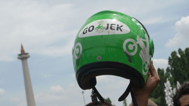 Helm driver ojek online (ojol). Foto: Fanny Kusumawardhani/kumparan