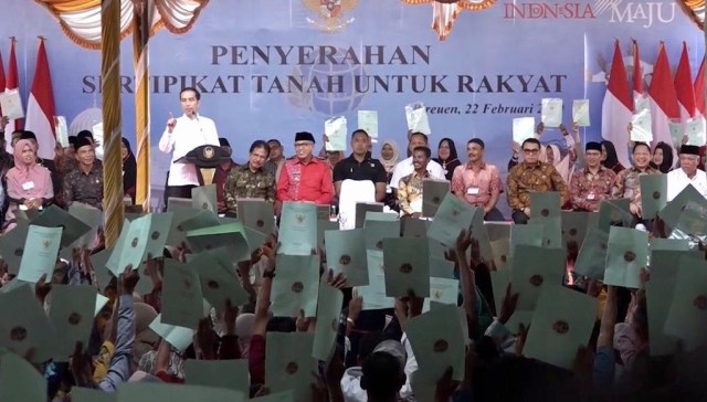 Pembagian sertifikat tanah oleh Presiden Jokowi. Foto: Humas Aceh