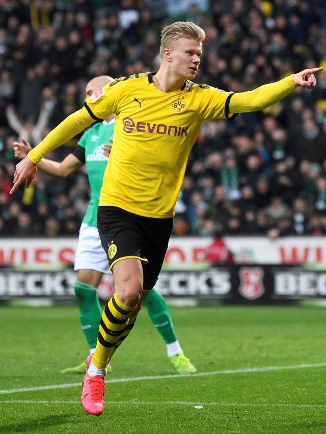 Selebrasi pemain Borussia Dortmund Erling Braut Haaland usai mencetal gol ke gawang Werder Bremen pada lanjutan Bundesliga di Stadion Weser, Bremen, Jerman. Foto: REUTERS / Fabian Bimmer