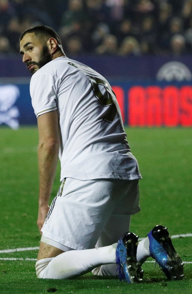 Penyerang Real Madrid, Karim Benzema, gagal mencetak gol ke gawang Levante. Foto: Jon Nazca