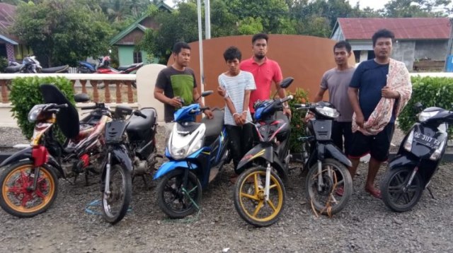 Imran (23), pelaku pencurian sepeda motor beserta barang bukti saat diamankan oleh polisi. Foto: Dok. Polsek Tapalang