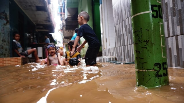 4 RW di Kampung Melayu Terendam Banjir hingga 120 Cm (1926)