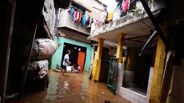Kondisi di Kelurahan Kampung Melayu yang terendam banjir. Foto: Jamal Ramadhan/kumparan