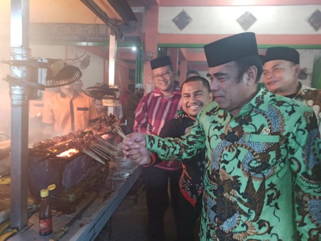 Menag Fachrul Razi saat singgah di warung sate Apaleh, Geurugok, Kabupaten Bireuen, Aceh, Sabtu (22/2). Foto: Dok. Kemenag Aceh