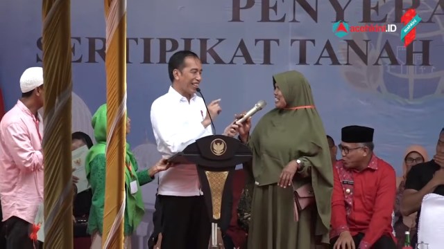 Momen bagi-bagi sepeda Presiden Jokowi di Bireuen, Aceh. Dok. acehkini