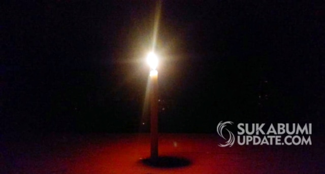 Ilustrasi menyalankan lilin saat mati lampu. | Sumber Foto:dok.sukabumiupdate.com