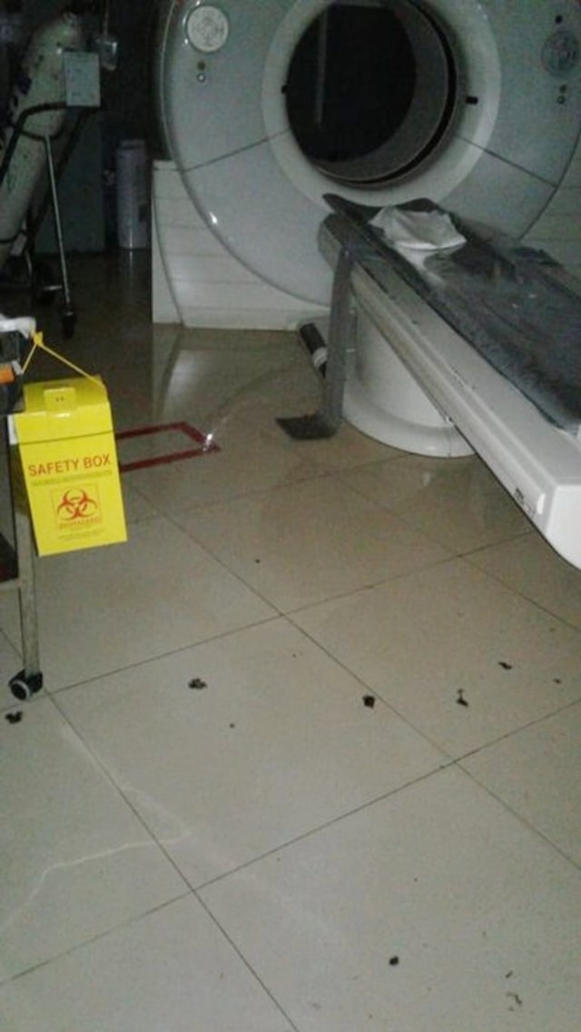 Alat medis di RSCM yang terendam banjir. Foto: Twitter/@aw3126