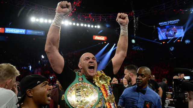 Selebrasi kemenangan Tyson Fury atas Deontay Wilder di Arena Grand Garden, Las Vegas, Amerika Serikat. Foto: REUTERS/Steve Marcus