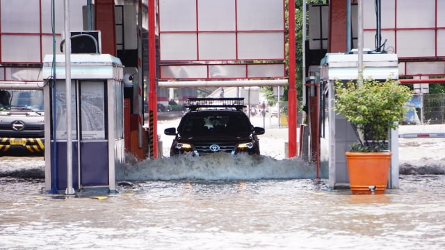 Jangan Nekat, Mobil Rusak Akibat Terjang Banjir Tak Ditanggung Asuransi (73885)