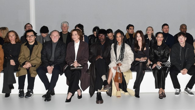 Foto: Gaya Kasual Song Hye Kyo saat Hadir di Milan Fashion Week (884455)